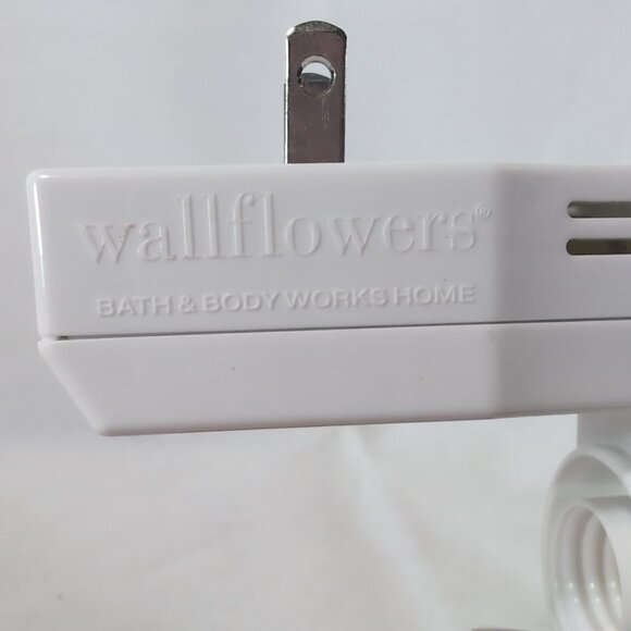 Bath & Body Works Wallflower Plug Christmas Winter Barn Red Projector Nightlight - Picture 8 of 14